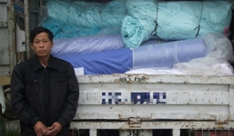 Hà Nội: Chồng thuê xe tải 'đột nhập' nhà mình trộm 2 tấn vải